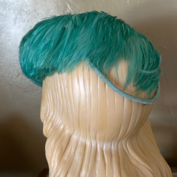 DAZZLING 1940s\' AQUA FEATHER TILT HAT WITH \
